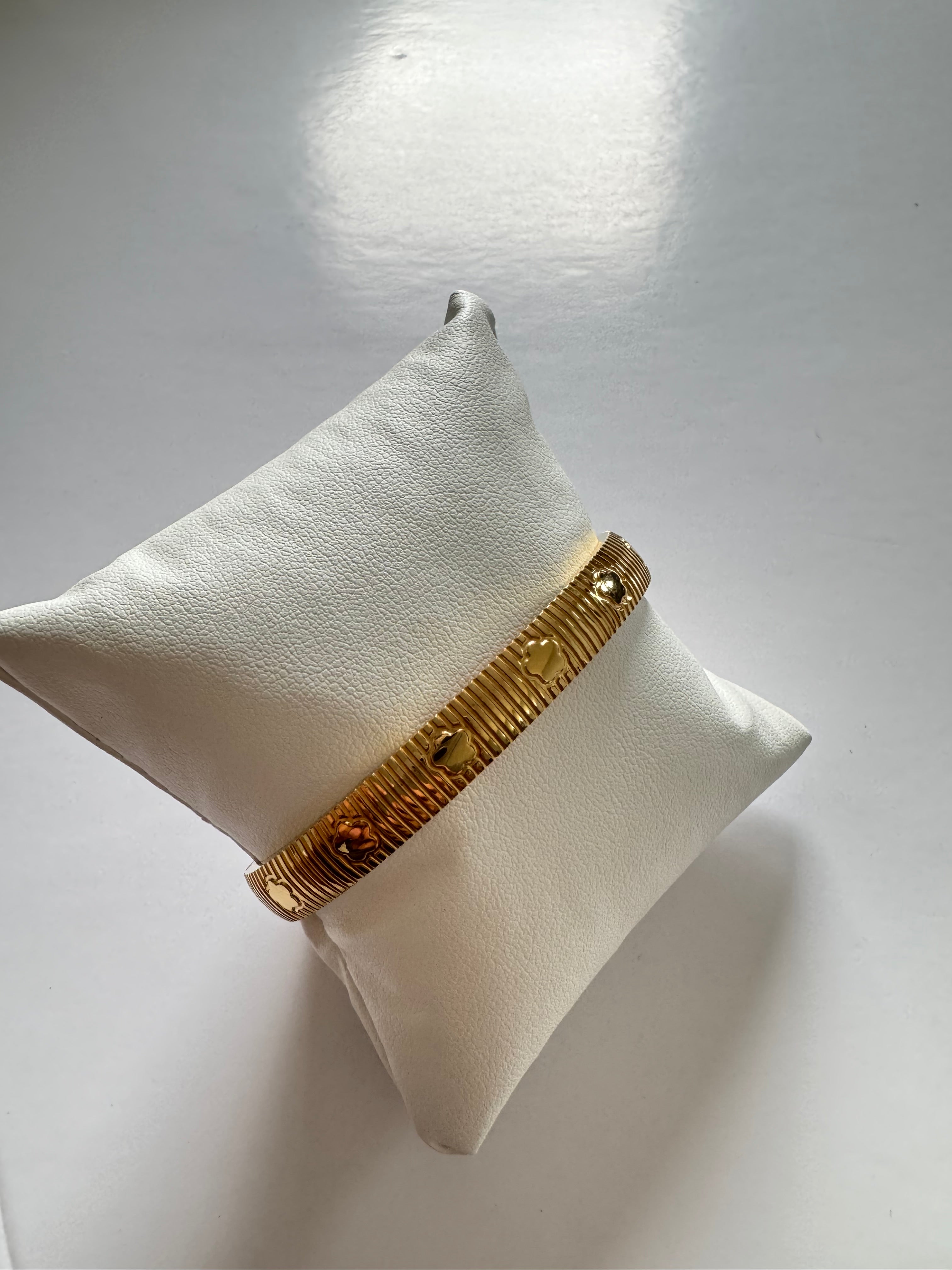 The Ribbed Motif Bangle